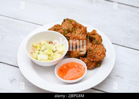 Torte di pesce su piatto bianco, palle di pasta di pesce fritte con salsa - cibo asiatico tailandese Foto Stock