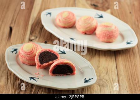 Torta di mooncake a mille strati, torta di mooncake in stile pastoso ripiena di pasta di fagioli zuccherata su tavola di legno Foto Stock