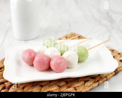 Sanshoku Dango, gnocchi giapponesi a tre colori con bianco, rosa e verde Foto Stock