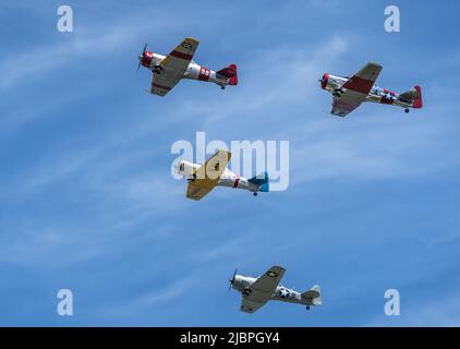 Reading, Pennsylvania, USA-6 giugno 2021: Quattro aerei della seconda guerra mondiale fanno un volo su uno sfondo di cielo blu durante il fine settimana del Museo Mid-Atlantic della seconda guerra mondiale Foto Stock