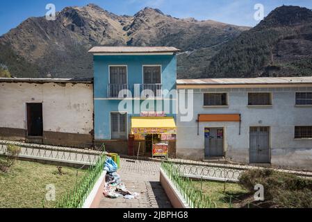 Quime è una piccola città situata in una profonda valle boschiva circondata da alte cime delle Ande. Foto Stock