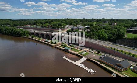 Vista aerea della boatouse e molo lungo il fiume Raritan a New Brunswick, NJ Foto Stock