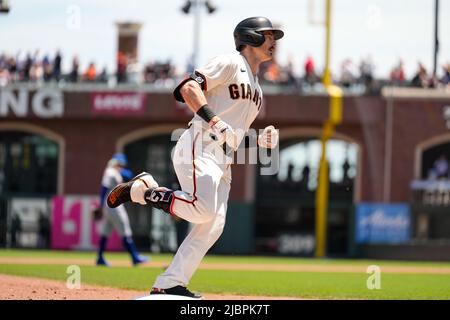 Mike Yastrzemski (5), fuoribegge dei San Francisco Giants, corre fino alla terza base durante una partita MLB tra New York Mets e San Francisco Giants all'ORAC Foto Stock