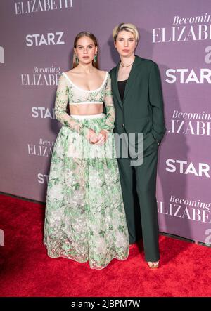 New York, NY - 7 giugno 2022: Alicia von Rittberg e Anya Reiss sono alla prima di New York "diventare Elizabeth" di STARZ al Plaza Hotel Foto Stock