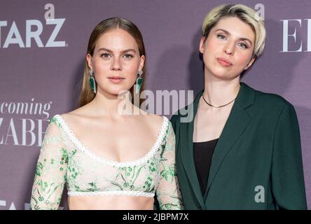 New York, NY - 7 giugno 2022: Alicia von Rittberg e Anya Reiss sono alla prima di New York "diventare Elizabeth" di STARZ al Plaza Hotel Foto Stock