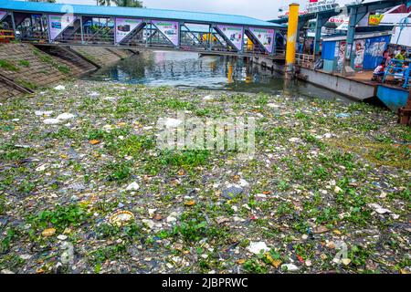 Massiccio inquinamento plastico sul fiume buriganga, Dhaka, Bangladesh. Foto Stock