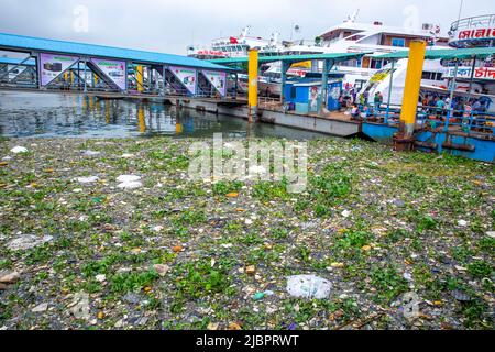 Massiccio inquinamento plastico sul fiume buriganga, Dhaka, Bangladesh. Foto Stock