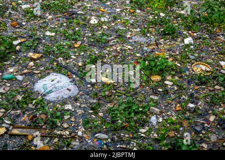 Massiccio inquinamento plastico sul fiume buriganga, Dhaka, Bangladesh. Foto Stock