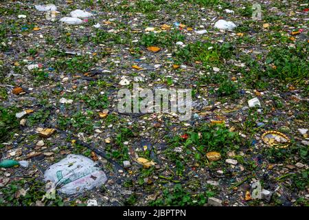 Massiccio inquinamento plastico sul fiume buriganga, Dhaka, Bangladesh. Foto Stock