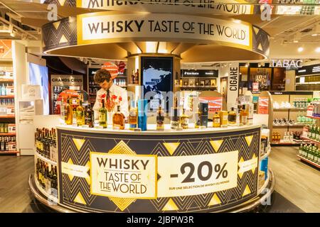 Francia, Costa Azzurra, Costa Azzurra, Nizza, Nizza Cote d'Azur Airport, Duty Free Shop promozione Whisky da tutto il mondo Foto Stock