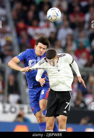 Harry Maguire of England Kai Havertz of germany 06 MONACO di BAVIERA, GERMANIA - 07 GIUGNO: UEFA Nations League League A Group 3 Match tra Germania e Inghilterra all'Allianz Arena il 07 giugno 2022 a Monaco di Baviera, Germania. Nations League Deutschland England © diebilderwelt / Alamy Stock Foto Stock