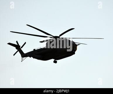 Volo in elicottero Sikorsky CH53 silhouette.in Foto Stock