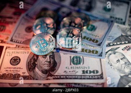 Monete metalliche lucide bitcoin cripto valuta su banconote in dollari statunitensi. Concetto di moneta decentralizzata elettronica. Foto Stock