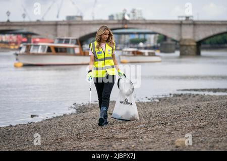 SOLO PER USO EDITORIALE Vogue Williams sceglie la lettiera vicino a Putney Bridge a Londra per annunciare la sua partnership con la Peppa Pig di Hasbro in occasione della Giornata Mondiale dell'Oceano delle Nazioni Unite, che si svolge oggi. Data di emissione: Mercoledì 8 giugno 2022. Foto Stock