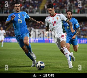 Cesena, Italia. 7th giugno 2022. Gianluca Mancini (L) in Italia vibra con Dominik Szoboszlai in Ungheria durante la UEFA Nations League Una partita di calcio tra Italia e Ungheria a Cesena, Italia, 7 giugno 2022. Credit: Alberto Lingria/Xinhua/Alamy Live News Foto Stock