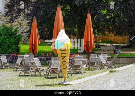 Colonna di cono gelato in una gelateria a Varazdiner Garten a Ravensburg, Baden-Württemberg, Germania, 6.6.22 Foto Stock