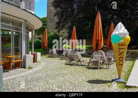 Colonna di cono gelato in una gelateria a Varazdiner Garten a Ravensburg, Baden-Württemberg, Germania, 6.6.22 Foto Stock