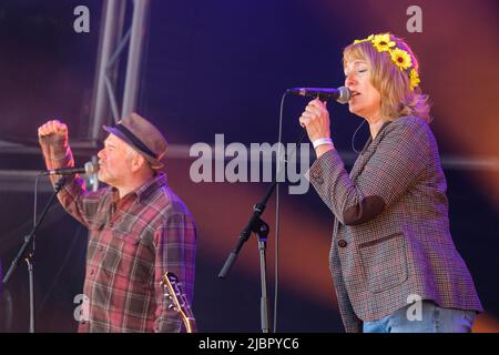 Andrew e Virginia Kettle di Merry Hell suonano al Wychwood Festival di Cheltenham, 5 giugno 2022 Foto Stock