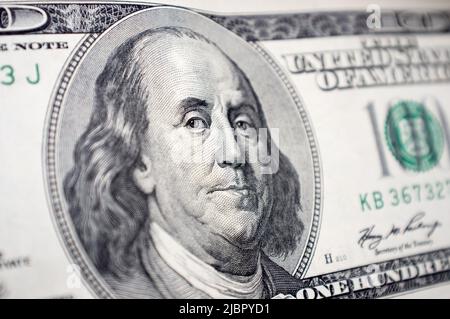 Il primo piano del volto di Benjamin Franklin sulla fattura da 100 dollari Foto Stock