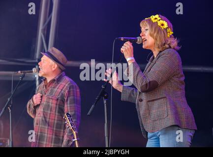 Andrew e Virginia Kettle di Merry Hell suonano al Wychwood Festival di Cheltenham, 5 giugno 2022 Foto Stock