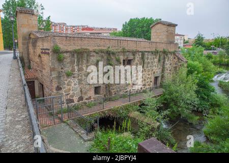 Mulino Molino de la Casca, Plasencia, Spagna. Vecchio mulino a olio del fiume Jerte Foto Stock