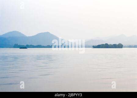 Paesaggio con il lago, barca, pagoda e montagne. Foto Stock