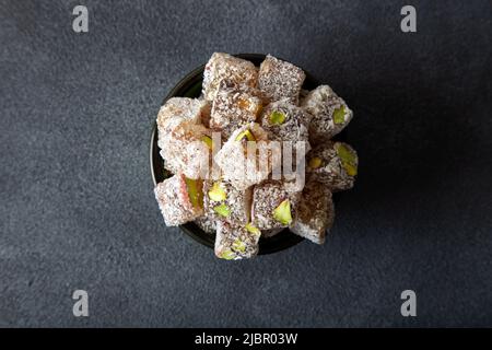 Tradizionale pistacchio turco delizia in una ciotola Foto Stock