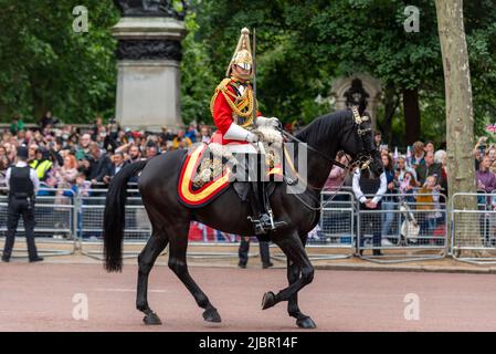 Per la sezione militare Queen and Country alla parata del Pageant del Queen's Platinum Jubilee nel Mall, Londra, Regno Unito. Le guardie di vita della Cavalleria domestica Foto Stock