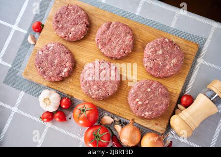 Preparazione di billette per hamburger di carne fresca macinata in cucina domestica Foto Stock