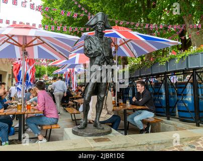 Statua dell'ammiraglio Lord Nelson nell'area salotto fuori dal Trafalgar pub, Greenwich, Inghilterra, Regno Unito Foto Stock