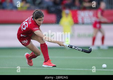 Anversa, Belgio. 7th giugno 2022. Helene Brasseur del Belgio passa la palla durante la partita FIH Hockey Pro League tra Belgio e Cina ad Anversa, Belgio, 7 giugno 2022. La squadra di hockey femminile belga ha battuto la squadra di hockey femminile cinese nel 3-1. Credit: Zheng Huansong/Xinhua/Alamy Live News Foto Stock