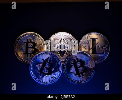 Monete Crypto su sfondo scuro. Monete Bitcoin, Ethereum e Litecoin. Concetto di tecnologia Blockchain Foto Stock