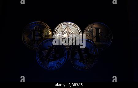 Bitcoin, Ethereum e Litecoin su sfondo scuro. Monete di criptovaluta, concetto di commercio digitale e tecnologia blockchain Foto Stock