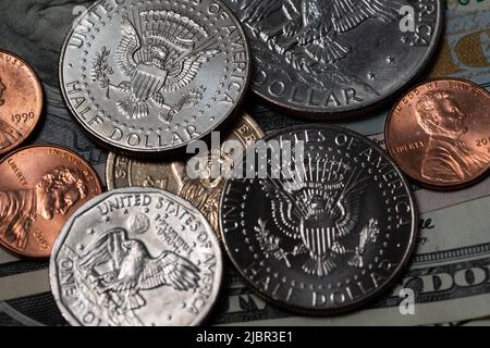 Monete da mezzo dollaro e da un dollaro in aggiunta alle banconote da USD. Monete e carta moneta. Dollari USA in contanti, finanza ed economia negli Stati Uniti d'America Foto Stock
