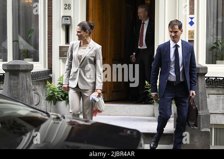 Principessa Vittoria che lascia la residenza dell'ambasciatore svedese, a l'Aia, Paesi Bassi, 8 giugno 2022. Sua altezza reale la principessa Vittoria di Svezia visita i Paesi Bassi il 7-8 giugno 2022. Foto: Jessica Gow / TT code 10070 Foto Stock