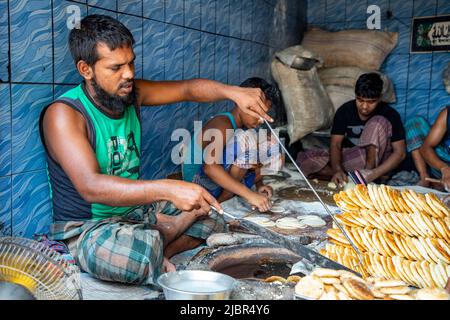 Il Bakarkhani o il Baqarkhani, noto anche come bakar khani roti, è un pane piatto denso e speziato che fa parte della cucina Mughlai. Bakorkhani è quasi bisca Foto Stock