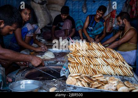 Il Bakarkhani o il Baqarkhani, noto anche come bakar khani roti, è un pane piatto denso e speziato che fa parte della cucina Mughlai. Bakorkhani è quasi bisca Foto Stock