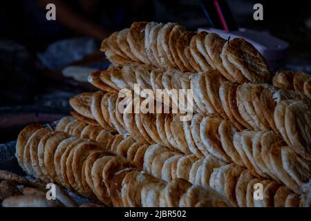 Il Bakarkhani o il Baqarkhani, noto anche come bakar khani roti, è un pane piatto denso e speziato che fa parte della cucina Mughlai. Bakorkhani è quasi bisca Foto Stock