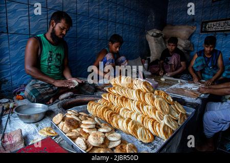 Il Bakarkhani o il Baqarkhani, noto anche come bakar khani roti, è un pane piatto denso e speziato che fa parte della cucina Mughlai. Bakorkhani è quasi bisca Foto Stock