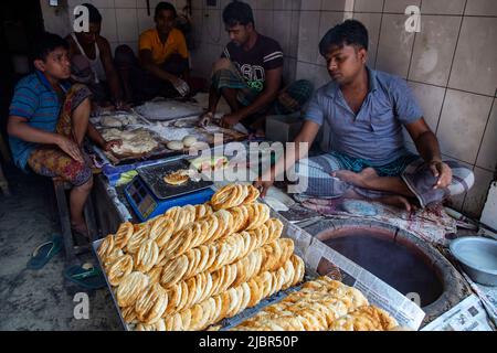 Il Bakarkhani o il Baqarkhani, noto anche come bakar khani roti, è un pane piatto denso e speziato che fa parte della cucina Mughlai. Bakorkhani è quasi bisca Foto Stock