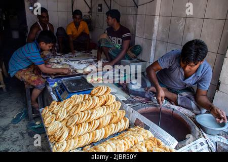 Il Bakarkhani o il Baqarkhani, noto anche come bakar khani roti, è un pane piatto denso e speziato che fa parte della cucina Mughlai. Bakorkhani è quasi bisca Foto Stock