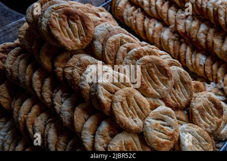 Il Bakarkhani o il Baqarkhani, noto anche come bakar khani roti, è un pane piatto denso e speziato che fa parte della cucina Mughlai. Bakorkhani è quasi bisca Foto Stock