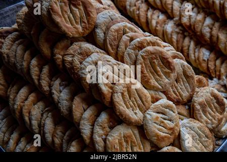 Il Bakarkhani o il Baqarkhani, noto anche come bakar khani roti, è un pane piatto denso e speziato che fa parte della cucina Mughlai. Bakorkhani è quasi bisca Foto Stock