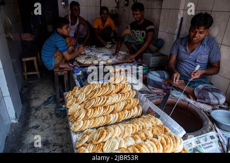 Il Bakarkhani o il Baqarkhani, noto anche come bakar khani roti, è un pane piatto denso e speziato che fa parte della cucina Mughlai. Bakorkhani è quasi bisca Foto Stock