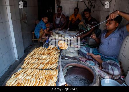 Il Bakarkhani o il Baqarkhani, noto anche come bakar khani roti, è un pane piatto denso e speziato che fa parte della cucina Mughlai. Bakorkhani è quasi bisca Foto Stock