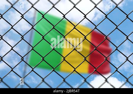 Una rete d'acciaio sullo sfondo di un cielo blu e un flagpole con la bandiera del mali Foto Stock