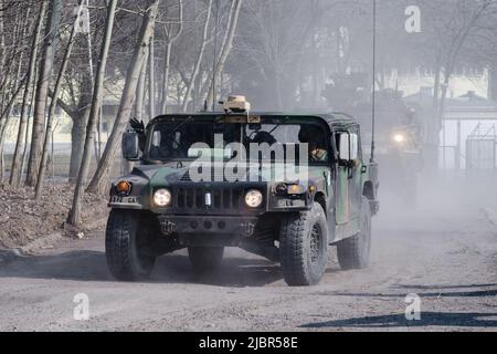 Lublino, Polonia - 25 marzo 2015: Veicolo dell'esercito degli Stati Uniti (vettore del personale Armored) Humvee passando le strade della città Foto Stock