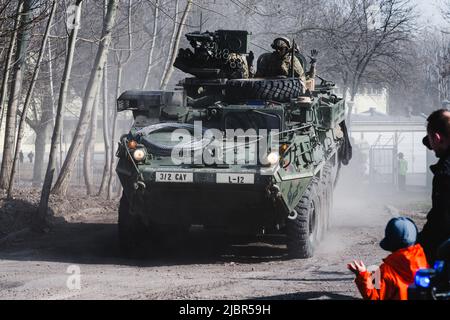 Lublino, Polonia - 25 marzo 2015: Veicolo dell'esercito degli Stati Uniti (vettore del personale Armored) Stryker passando le strade della città Foto Stock