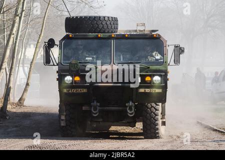 Lublin, Polonia - 25 marzo 2015: Sistema di veicoli logistici dell'esercito degli Stati Uniti Oshkosh che passa per le strade della città Foto Stock