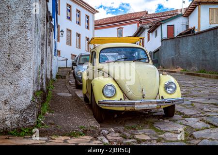 Old Volkswagen Beetle auto nelle strade della città Foto Stock